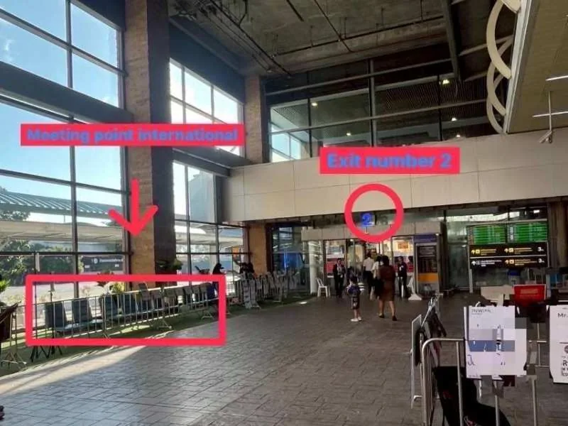 Зона встречи международных рейсов в аэропорту Пхукета: Gate 2, рядом с выходом 2